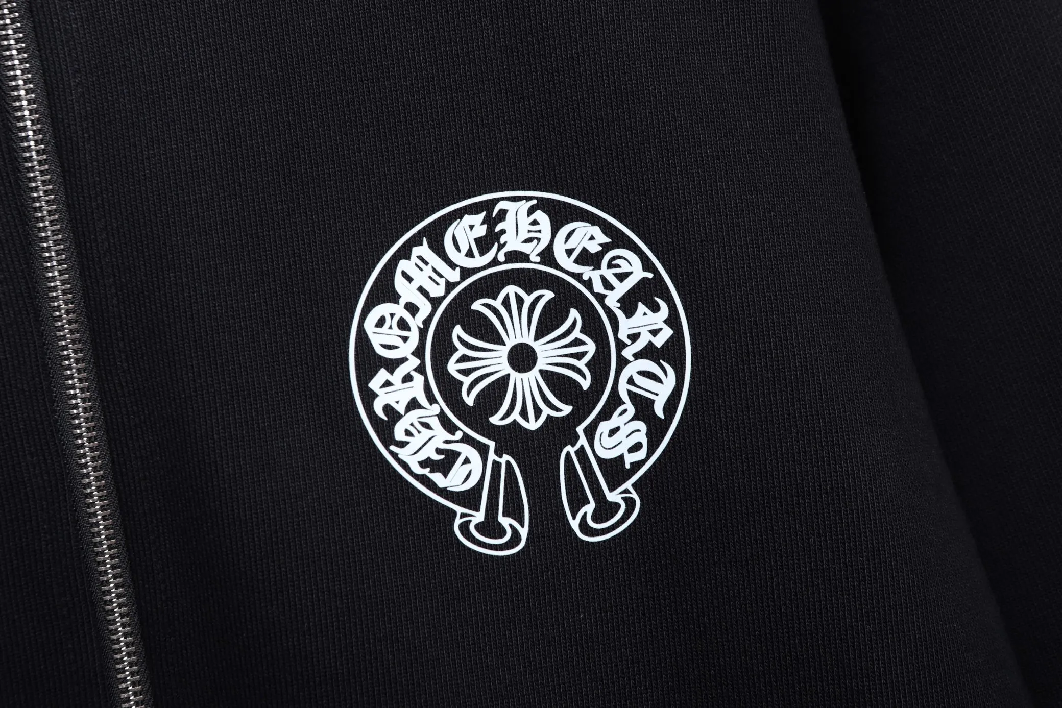 P350 top version new k01 🇺🇸City limited｜ChromeHearts 25 early autumn Chrome Hearts zipper hooded sweatshirt is here Sanskrit letter city cross horseshoe zipper hooded sweatshirt, same style for men and women, a must-have basic versatile sweatshirt jacket for early autumn, easy to solve daily matching problems! Casual fit hooded sweatshirt, the silhouette is casual, smooth, casual and tolerant. 510g, custom-made high-weight pure cotton fabric with clear texture and comfortable upper body. The classic model is a must-have for students. If you like it, come and get the same model!